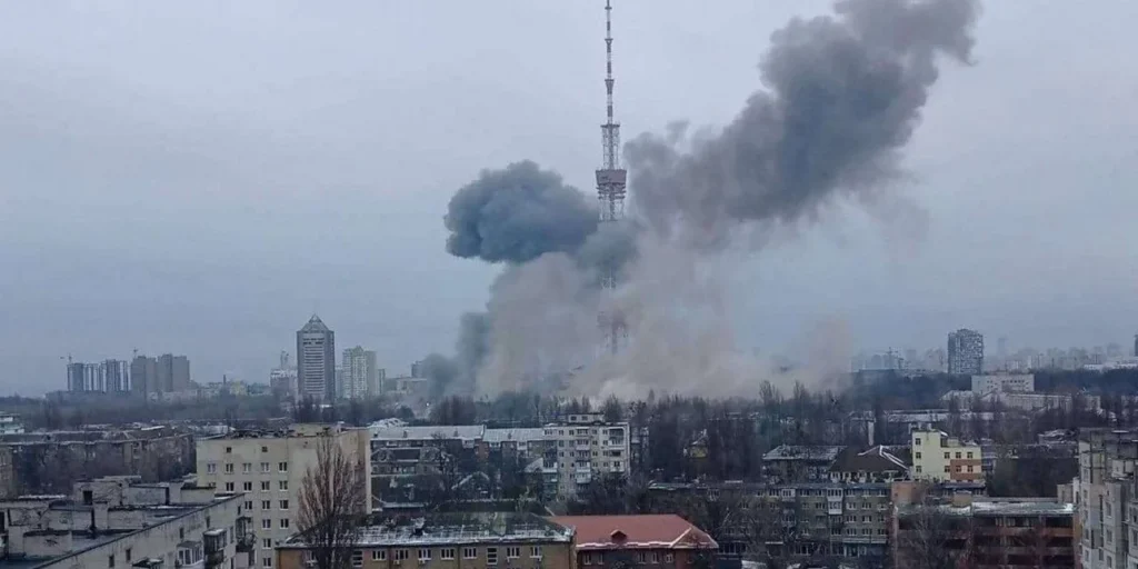 Ουκρανία: Ξεκίνησε ο βομβαρδισμός στο Κίεβο -Οι Ρώσοι χτύπησαν πύργο τηλεπικοινωνιών και  TV – 5 νεκροί