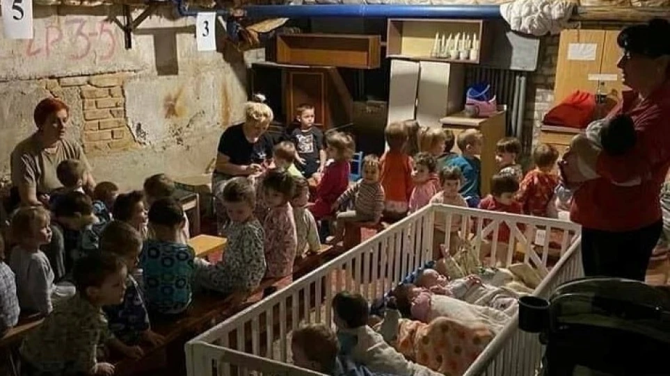 Πόλεμος στην Ουκρανία: Συγκινεί η εικόνα με τα παιδάκια κρυμμένα σε καταφύγιο