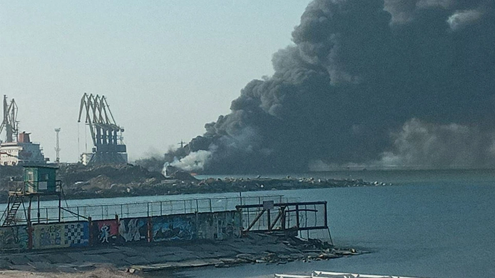 Μεγάλη φωτιά στο λιμάνι του Μπερντιάνσκ – Οι Ουκρανοί κατέστρεψαν  ρωσικό πλοίο