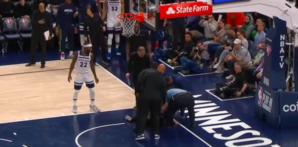 Χαμός στο ΝΒΑ – Γυναίκα προσπάθησε να κολλήσει τον εαυτό της στο παρκέ! [Βίντεο]