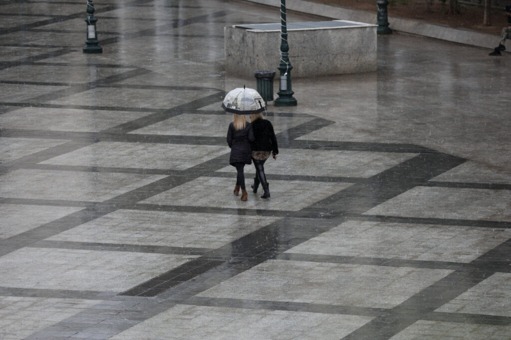 Φθινοπωρινός καιρός με βροχές, καταιγίδες και πτώση θερμοκρασίας