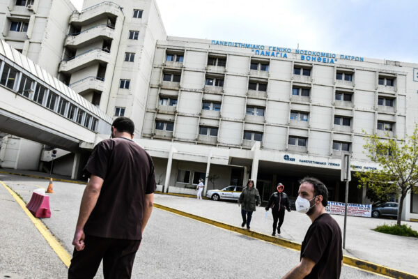 Πάτρα: Αντιεμβολιαστής καθηγητής μήνυσε 34 συναδέλφους του και ζητά 25.000 ευρώ από τον καθένα