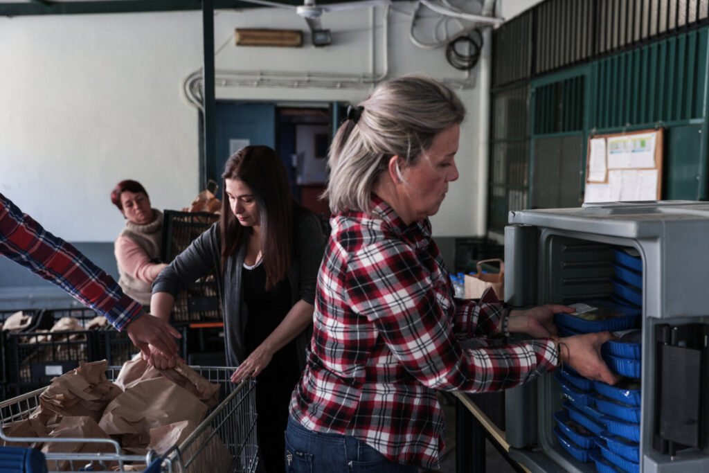 Δήμος  Αθηναίων: Εορταστικά γεύματα και πασχαλινά δώρα σε οικογένειες και άστεγους έως τη Δευτέρα