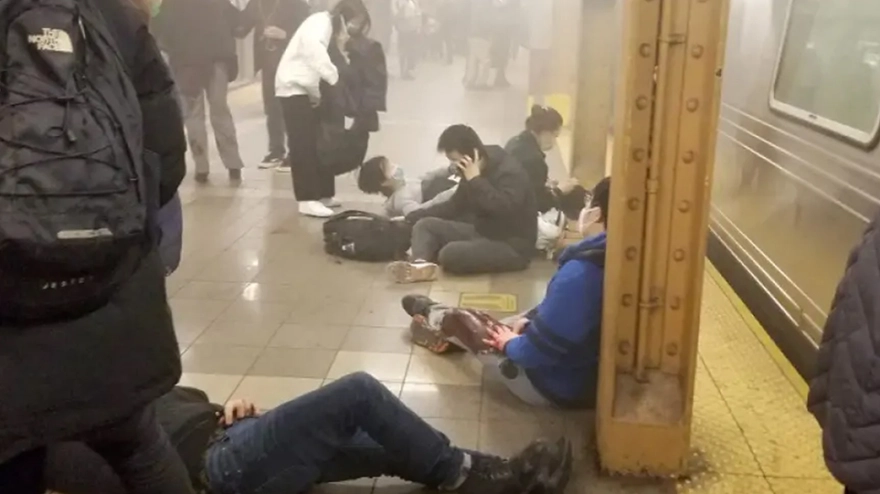 Nέα Υόρκη: Σε πανικό ο κόσμος τρέχει να σωθεί από την αιματηρή επίθεση στο μετρό – Δείτε βίντεο