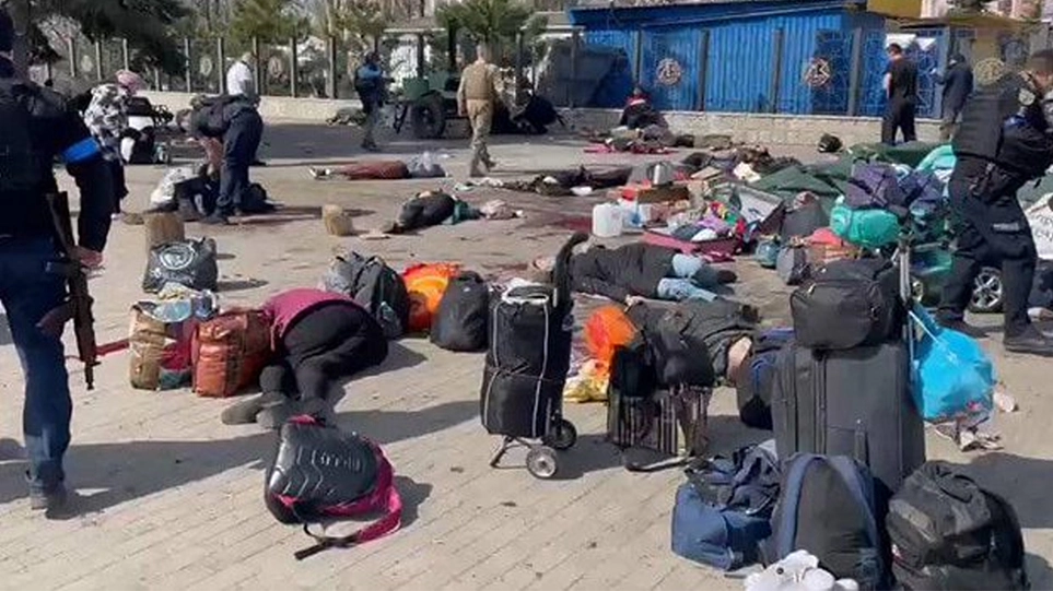 Ουκρανία: Οι Ρώσοι βομβάρδισαν σιδηροδρομικό σταθμό στο  Κραματόρσκ – Δεκάδες νεκροί
