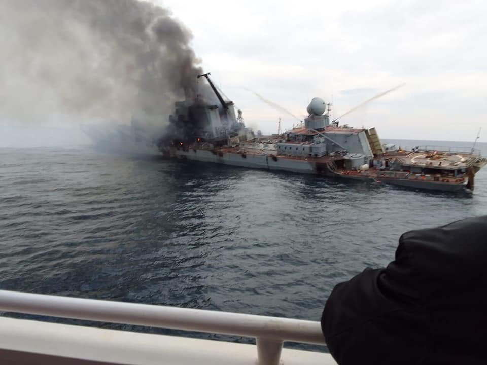 Moskva: Νέες εικόνες  και βίντεο από τη ναυαρχίδα του ρωσικού στόλου λίγο πριν βουλιάξει