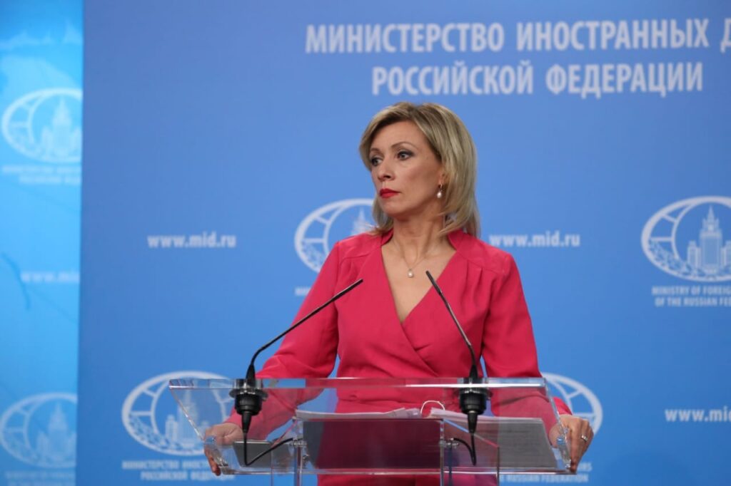 «Εχθρική κίνηση, θα απαντήσουμε κατάλληλα», απειλεί η Ζαχάροβα μετά την απέλαση των 12 Ρώσων διπλωματών