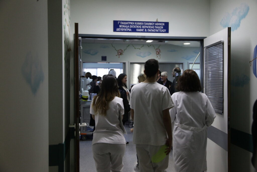 Πάτρα: Νυχτερινή έφοδος διοικητή νοσοκομείου με πιτζάμες για να «πιάσει» …κοπανατζήδες