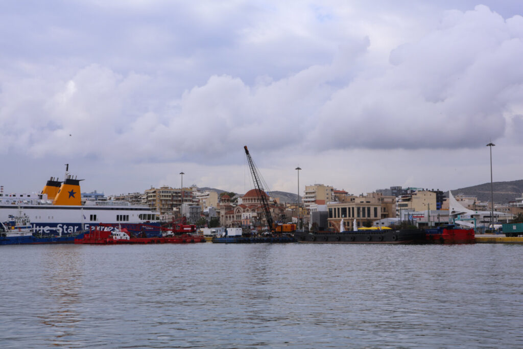 Πειραιάς: Στην εντατική 5χρονη που ανασύρθηκε από το λιμάνι χωρίς τις αισθήσεις της – Συνελήφθη η μητέρα