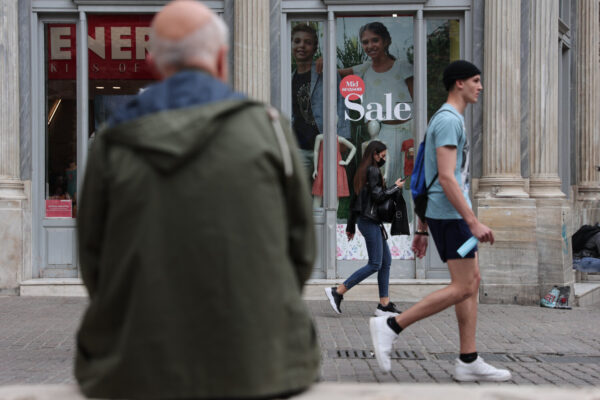 Πρεμιέρα για τις θερινές εκπτώσεις: Τι να προσέχουν οι καταναλωτές – Ποιές είναι οι υποχρεώσεις των εμπόρων