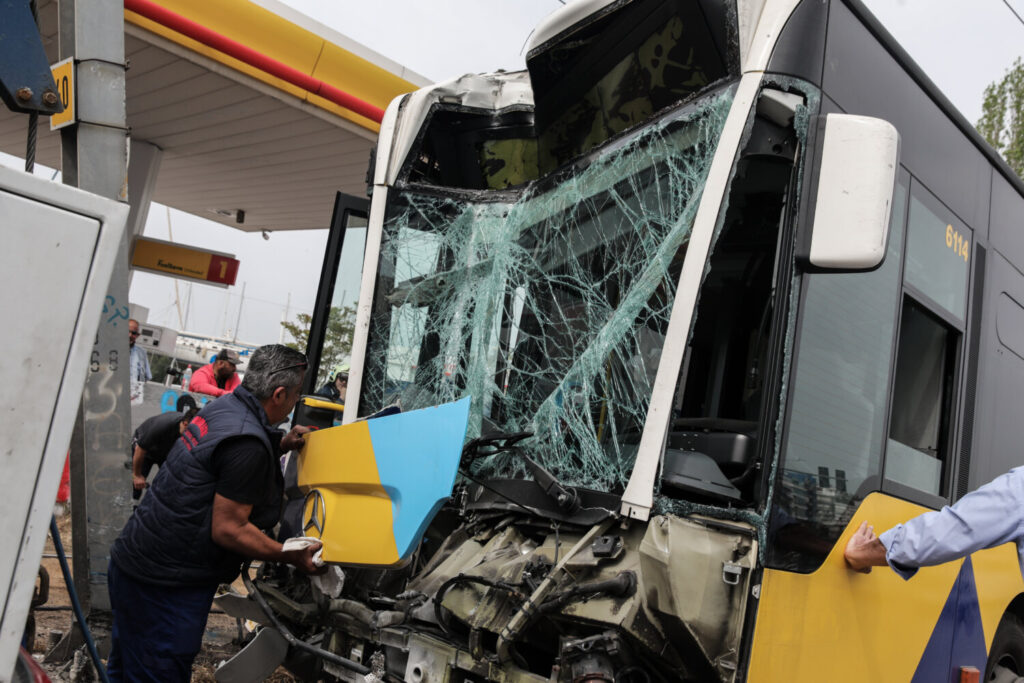 Λεωφορείο γεμάτο επιβάτες  έπεσε σε κολώνα στην παραλιακή – 6 τραυματίες (εικόνες)