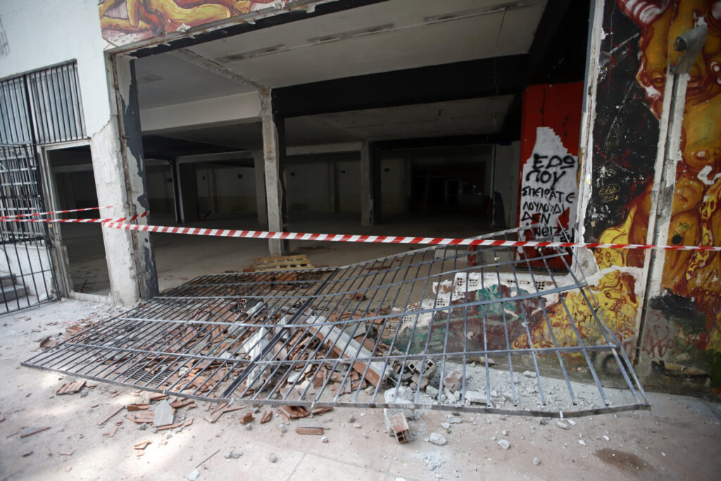 ΑΠΘ: Εικόνες απόλυτης καταστροφής από τους βανδαλισμούς στη νέα βιβλιοθήκη  του Πανεπιστημίου