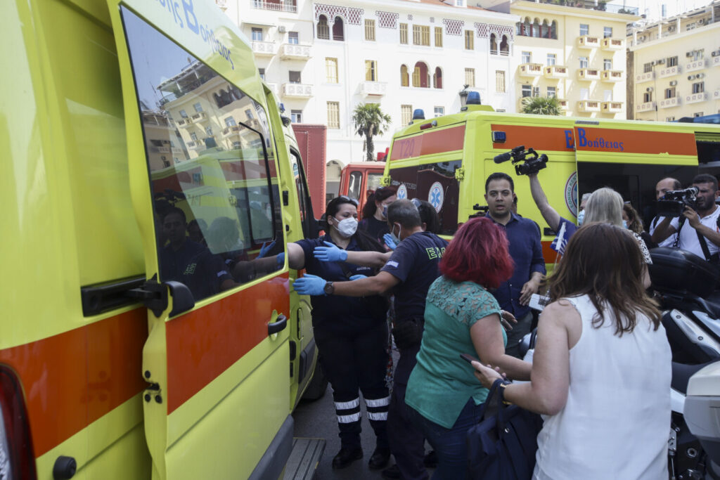 Θεσσαλονίκη: Δύο διασωληνωμένοι από τη μεγάλη φωτιά σε κτίριο στην πλατεία Αριστοτέλους (εικόνες&video)