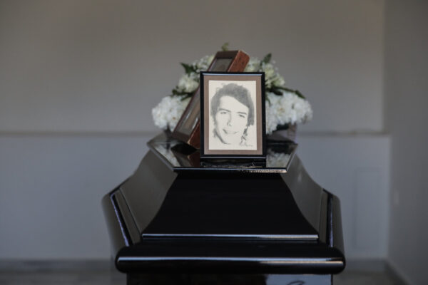 Κηδεία Δάκη: Βαθιά συγκίνηση στο τελευταίο «αντίο» στον τραγουδιστή