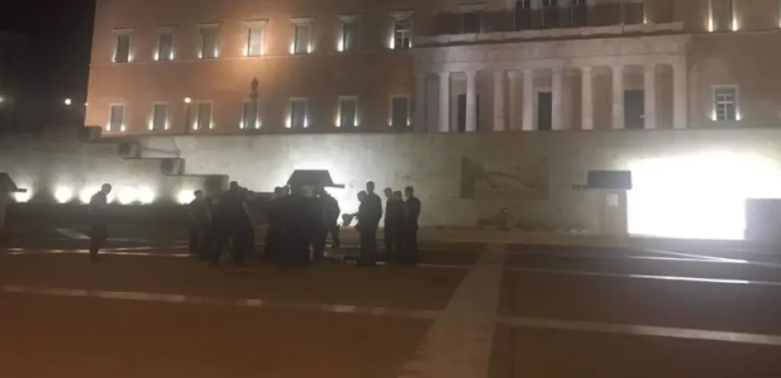 Σύνταγμα: Συνελήφθη ο ένοπλος που απειλούσε να ανοίξει πυρ στο μνημείο του Άγνωστου Στρατιώτη (video)