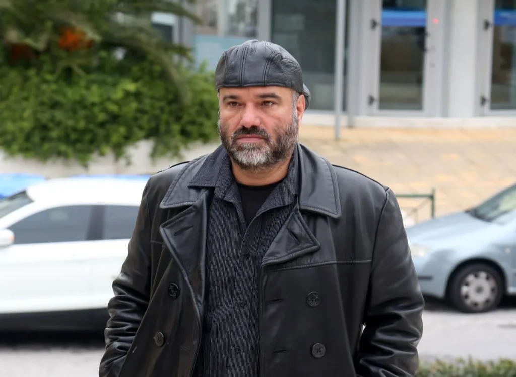 Κ. Κωστόπουλος: “Απολύτως ψευδής” η καταγγελία της ηθοποιού για βιασμό – Παραιτείται από τον “Σασμό” ο σκηνοθέτης