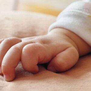 Φρίκη στον Πύργο: O σύντροφος της μητέρας δάγκωνε και έκαιγε με τσιγάρο το 10 μηνών κοριτσάκι – Νοσηλεύεται το βρέφος καθώς φέρει και κατάγματα