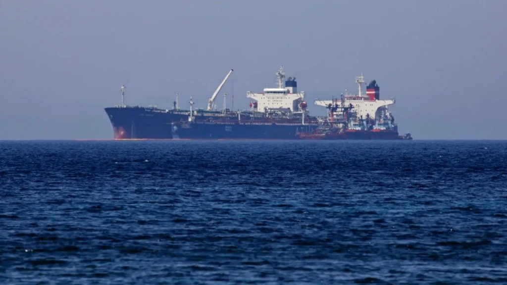 «Να συνεργαστούμε χωρίς την ανάμειξη των ΗΠΑ» καλεί το Ιράν την Ελλάδα για να λυθεί η ομηρία με τα 2 πλοία
