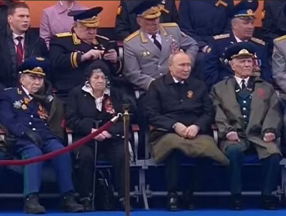 Πούτιν- Παρέλαση στη Μόσχα: To χέρι,  το βήμα και η κουβέρτα, τα σημάδια που φουντώνουν τις φήμες για την υγεία του