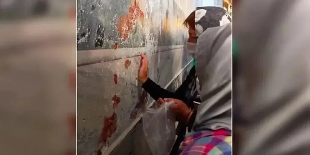 Νέοι βανδαλισμοί  στην Αγιά Σοφιά: Ξύνουν τους τοίχους και παίρνουν… ενθύμια