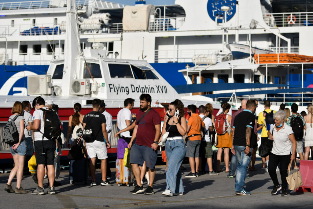 Κορωνοϊός: Υποχρεωτική η χρήση μάσκας σε εσωτερικούς χώρους πλοίων, σε ταξί και φαρμακεία
