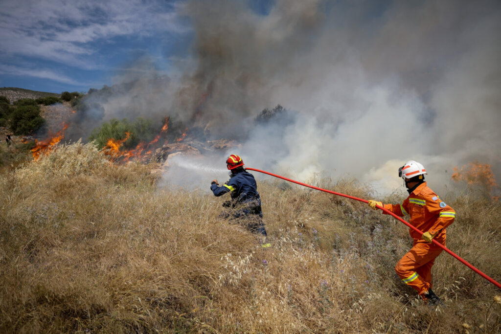 Φωτιά στην Άνω Γλυφάδα – Ισχυροί άνεμοι – Ενισχύθηκαν οι δυνάμεις της Πυροσβεστικής