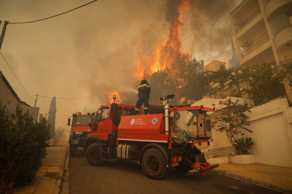 Πυροσβεστική: Αυτές είναι οι δυνάμεις που δίνουν μάχη με τις φλόγες στη Βούλα – Έπνεαν άνεμοι οκτώ μποφόρ