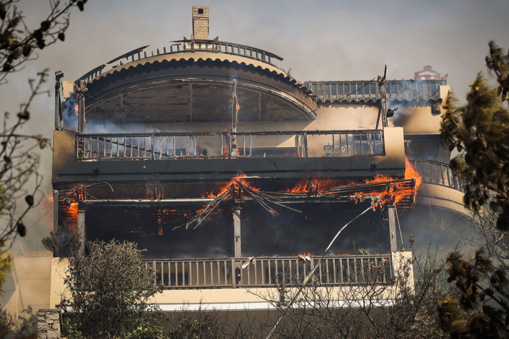Σε επιφυλακή η Πυροσβεστική για το φόβο αναζωπυρώσεων στο μέτωπο Βούλας – Βάρης -«Σε ύφεση η φωτιά», λέει ο δήμαρχος