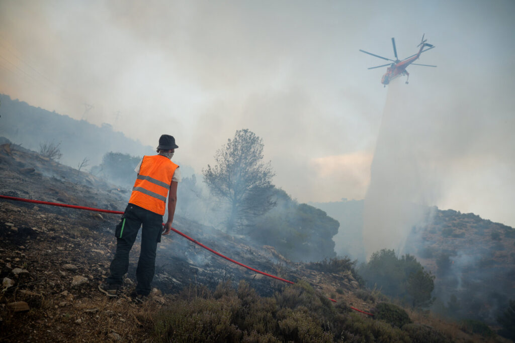 Meteo: Αυτοί είναι οι λόγοι που η φωτιά στη Βούλα και τη Βάρη επεκτάθηκε τόσο γρήγορα