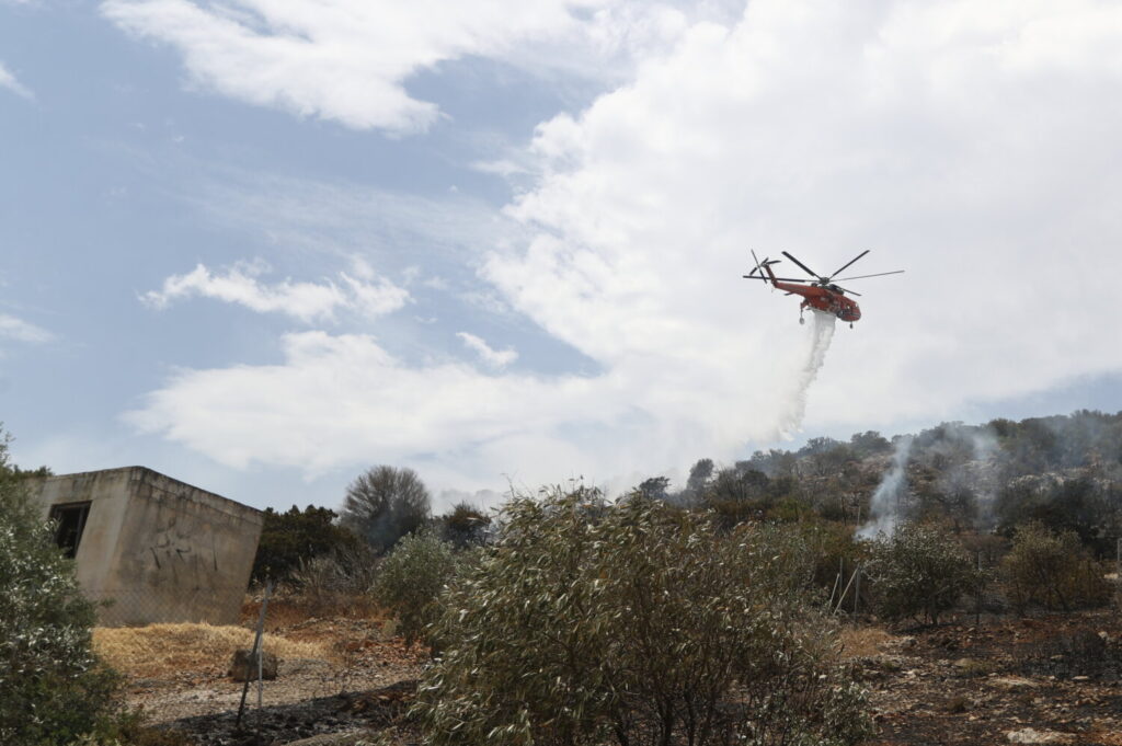 Λούτσα : Υπό έλεγχο  η φωτιά  που ξέσπασε κοντά σε σπίτια – Επί τόπου ισχυρές πυροσβεστικές δυνάμεις