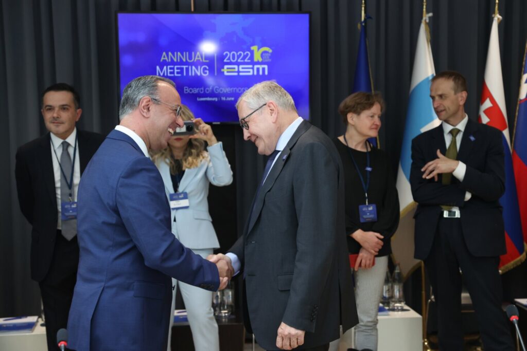 Eurogroup:  Η Κομισιόν προτείνει τη λήξη της ενισχυμένης εποπτείας για την Ελλάδα, είπε ο Τζεντιλόνι