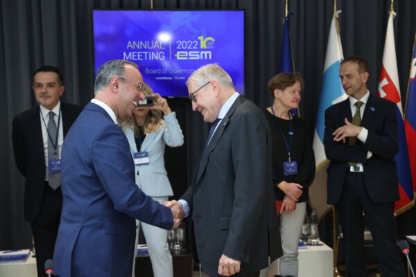 Eurogroup:  Η Κομισιόν προτείνει τη λήξη της ενισχυμένης εποπτείας για την Ελλάδα, είπε ο Τζεντιλόνι