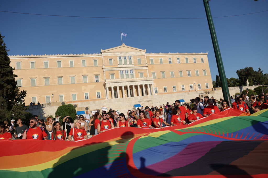 Athens Pride: «Άνευ όρων» ισότητα, το μήνυμα – Παρόντες Τσίπρας, υπουργοί της κυβέρνησης και στελέχη κομμάτων (εικόνες)