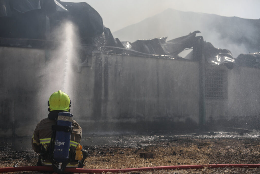 Μενίδι: Μεγάλη φωτιά σε εργοστάσιο χρωμάτων στη λεωφόρο Καραμανλή (εικόνες)