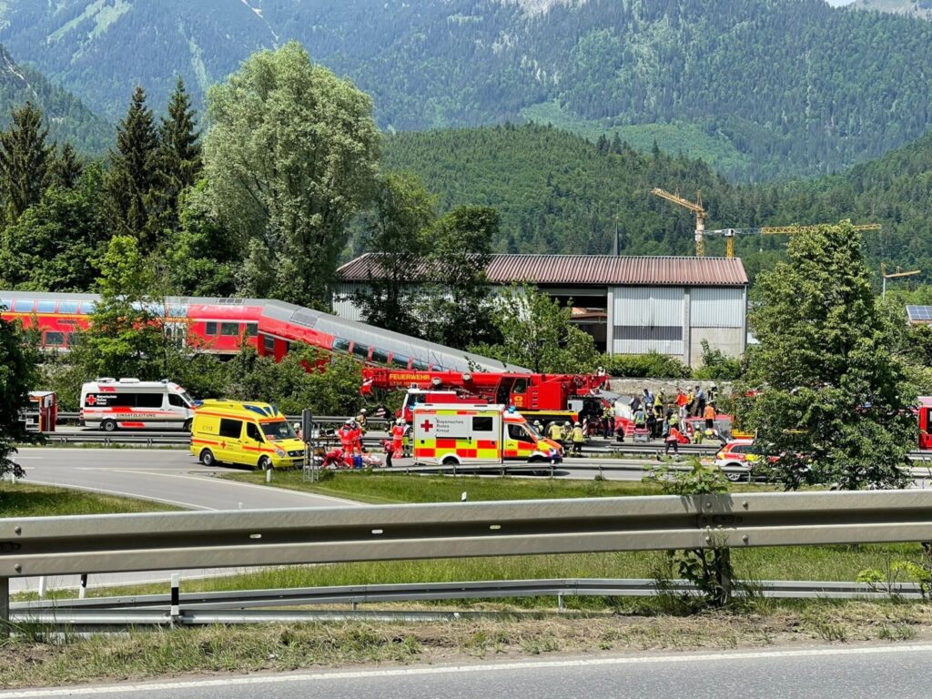 Γερμανία: Εκτροχιάστηκε τρένο στη Βαυαρία – Τρεις νεκροί και πάνω από 60 τραυματίες ( εικόνες&video)