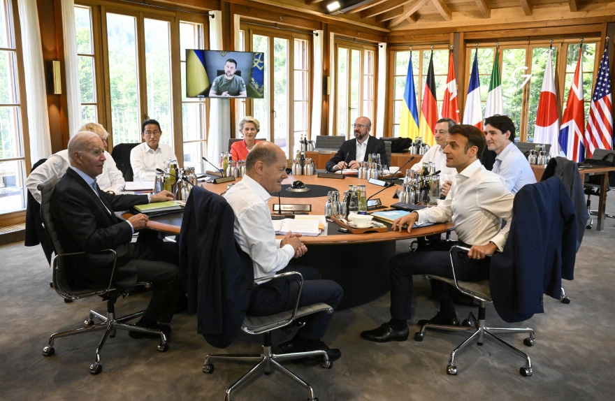 G7: Οι ηγέτες χλευάζουν τον  Πούτιν και βγάζουν τα σακάκια τους