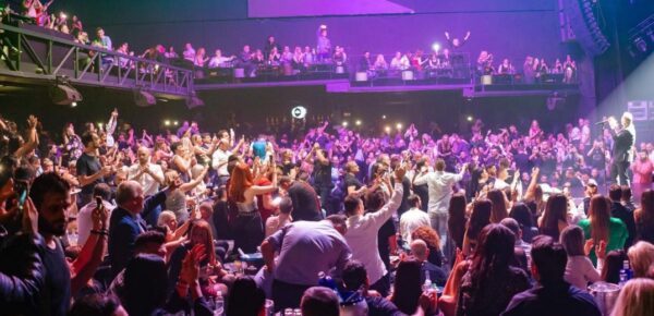 Μετά τον Άλιμο και ο Δήμος Βάρης-Βούλας-Βουλιαγμένης απαγορεύει  τη μουσική στις 11 το βράδυ στην παραλιακή