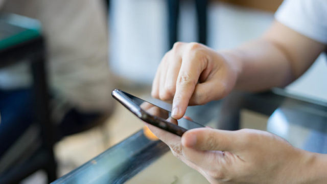 Συνήγορος Καταναλωτή: Δείτε ποιοι είναι οι τηλεφωνικοί αριθμοί που υπερχρεώνουν τους λογαριασμούς με κλήσεις και SMS