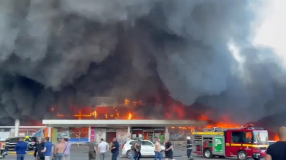 Επίθεση με ρωσικούς  πυραύλους σε εμπορικό κέντρο στο Κρεμεντσούκ με τουλάχιστον 1.000 άτομα (video)