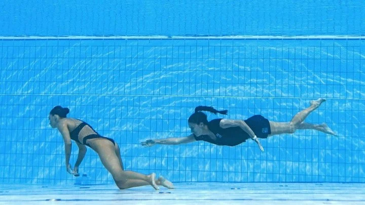 Συγκλονιστικό βίντεο με την προπονήτρια της αθλήτριας που λιποθύμησε μέσα στο νερό και βούτηξε να τη σώσει