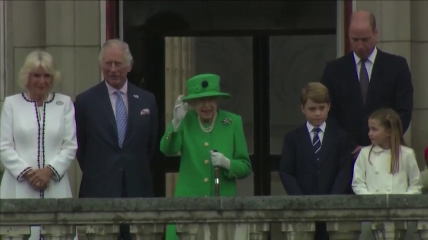 Βρετανία: Αυλαία στους εορτασμούς  για το Πλατινένιο Ιωβηλαίο – Εμφάνιση-έκπληξη της βασίλισσας Ελισάβετ