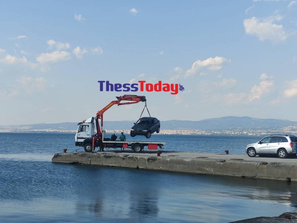 Θεσσαλονίκη: Αυτοκτόνησαν μητέρα και γιός πέφτοντας στη θάλασσα με το αυτοκίνητο και φορώντας χειροπέδες (video)
