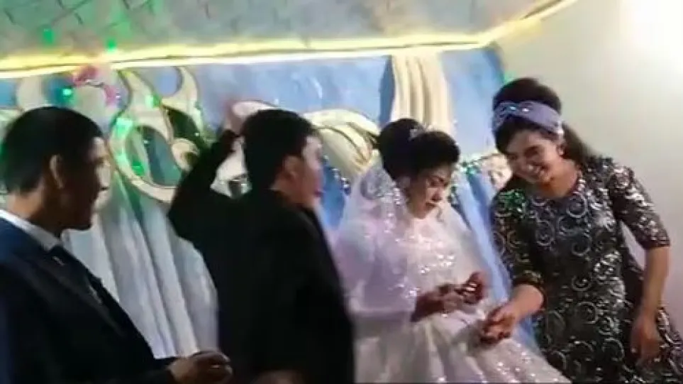 Ουζμπεκιστάν: Γαμπρός χτύπησε τη νύφη στη δεξίωση του γάμου γιατί τον κέρδισε σε παιχνίδι! (video)