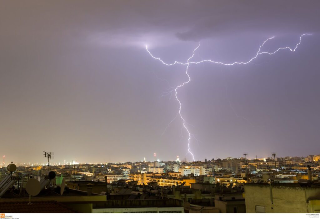 Κακοκαιρία: Πως περιγράφει επιβάτης τη στιγμή που κεραυνός χτύπησε αεροπλάνο της πτήσης Αθήνα – Θες/νικη