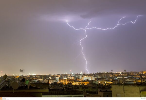 Κακοκαιρία: Πως περιγράφει επιβάτης τη στιγμή που κεραυνός χτύπησε αεροπλάνο της πτήσης Αθήνα – Θες/νικη