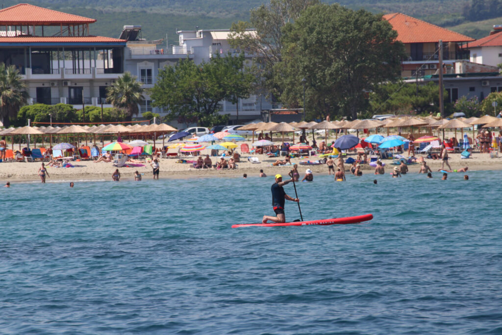 «Γαλάζιες σημαίες» σε 617 παραλίες στην Ελλάδα – 2η παγκοσμίως  η χώρα – Δείτε τη λίστα