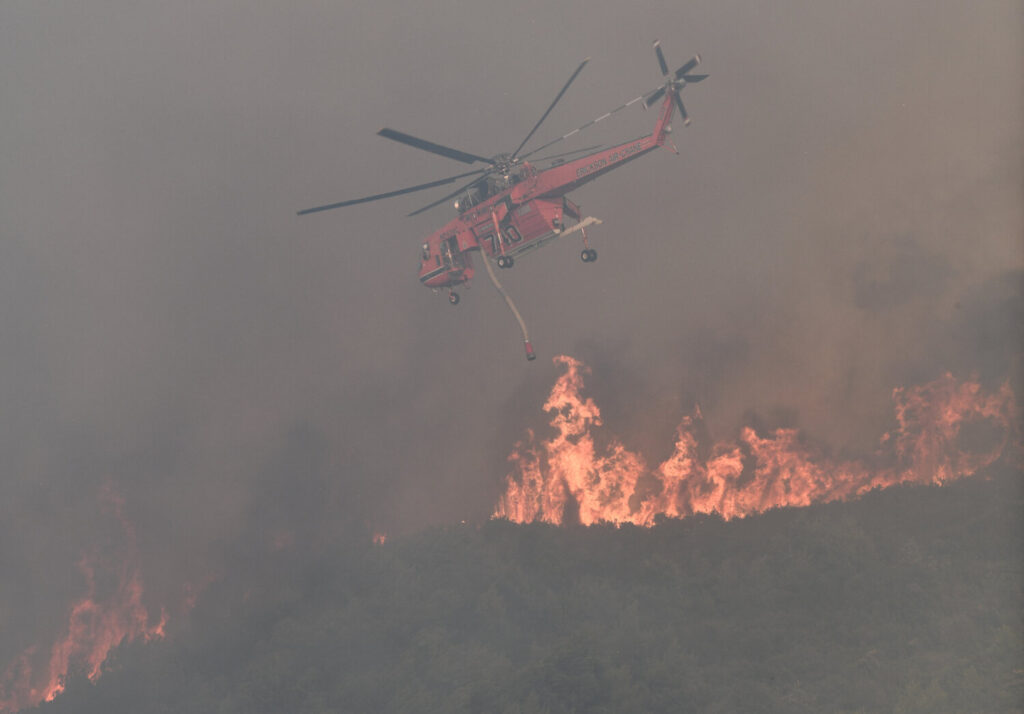 Σε συναγερμό η Ηλεία – Ολονύχτια μάχη  με τις φλόγες – Εκκενώθηκαν περιοχές (εικόνες)