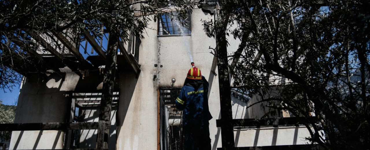 Μάχη με τις φλόγες στο Πόρτο Γερμενό – Κάηκε ένα σπίτι (εικόνες&video)