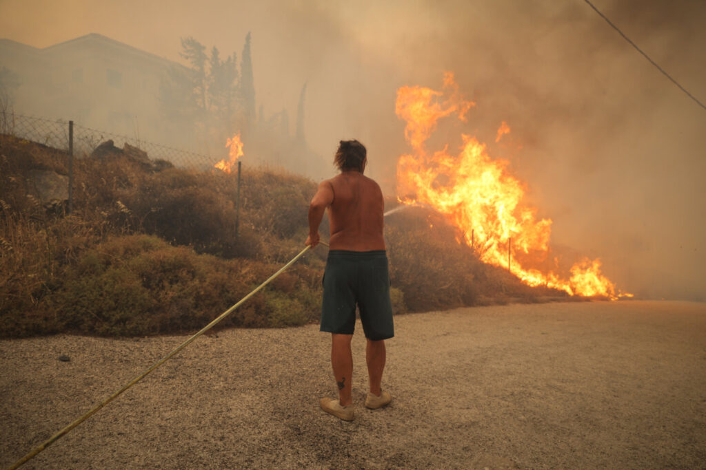 Πεντέλη: Μάχη με τις φλόγες για να σωθούν τα σπίτια – Εκκενώθηκαν Ντράφι – Ανθούσα – Διώνη και Δασαμάρι