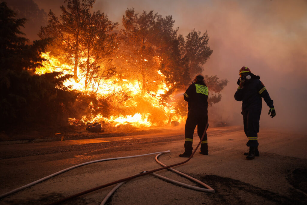 Φωτιά στην Πεντέλη: Ολονύχτια περιπολία με 80 αστυνομικούς  για τη φύλαξη των σπιτιών